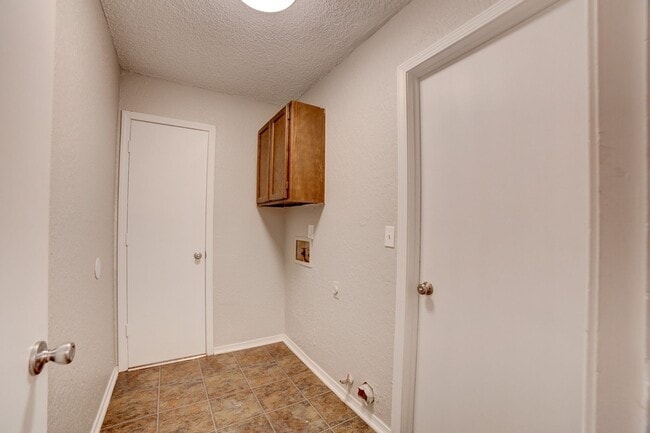Building Photo - PETS NOT ALLOWED - Newly renovated duplex unit in the heart of midtown Tulsa