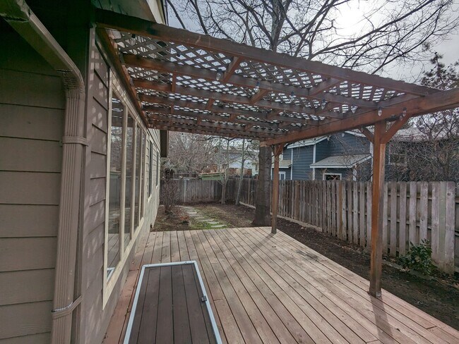 Building Photo - Charming 3x2 on Cul-de-sac with a double-car garage and fenced backyard near Hollinshead Park in ...