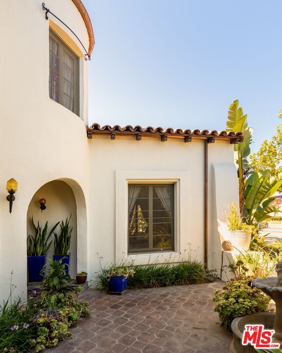 Building Photo - 4918 Angeles Vista Blvd