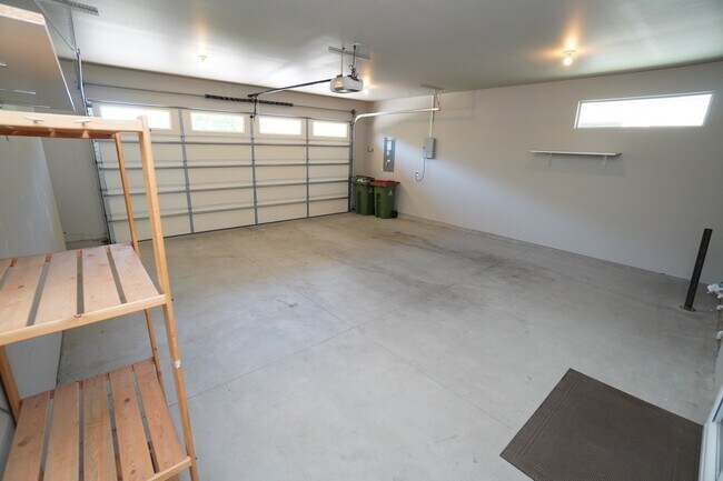 Building Photo - 407 W Pavilion Ln