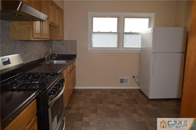 Building Photo - 5098 Scott St