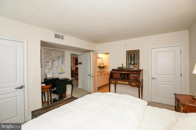 Building Photo - 2451 Midtown Ave