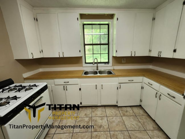 Building Photo - 3 bed house