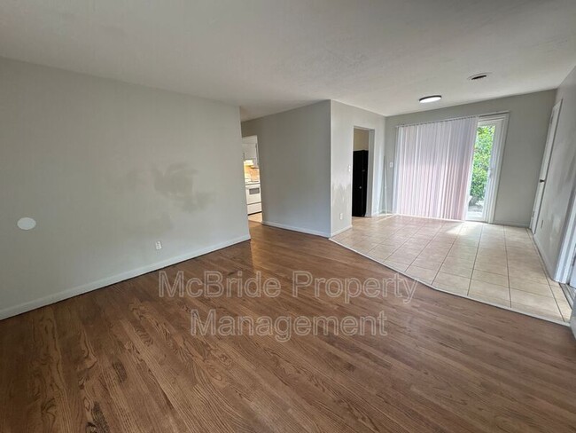 Building Photo - 1437 Ridgewood Dr