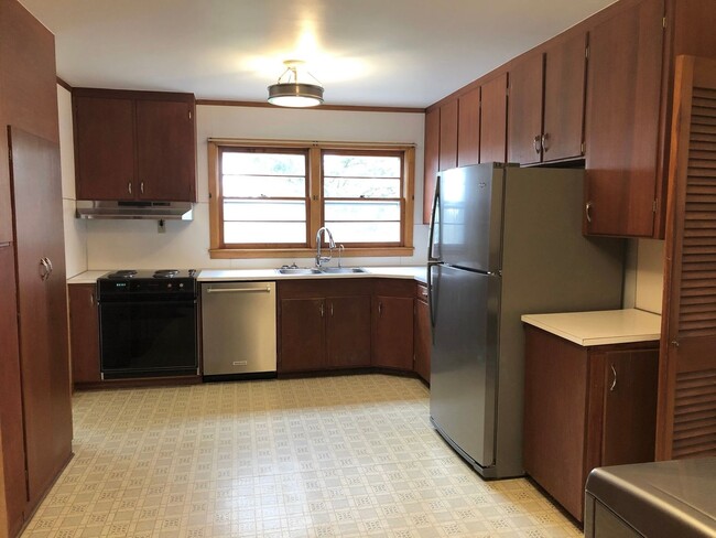 Building Photo - 3 bedroom, 2 Bath House Near University of...