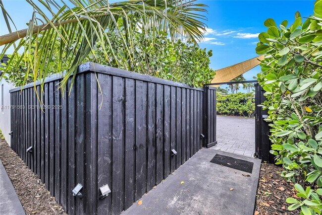 Building Photo - 560 NW 116th Terrace