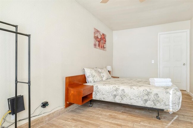 Building Photo - 12002 Swan Dr