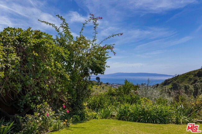 Building Photo - 1336 Bienveneda Ave