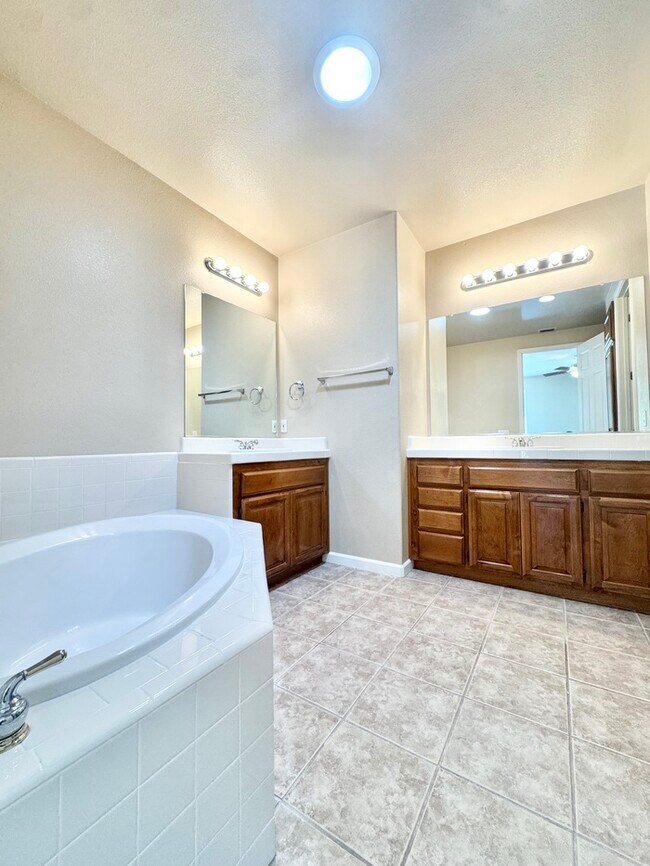 Building Photo - Beautiful large 4 bedroom home in rocklin!