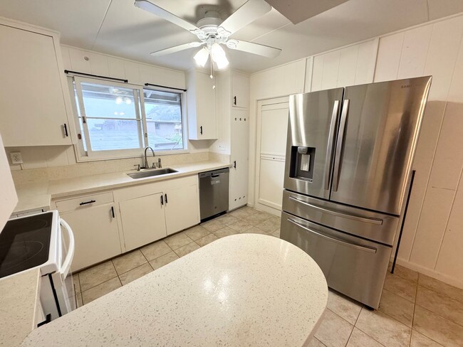 Primary Photo - Move in ready 3 bedroom w/ parking near Li...