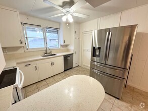 Building Photo - Move in ready 3 bedroom w/ parking near Li...