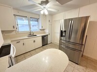 Building Photo - Move in ready 3 bedroom w/ parking near Li...