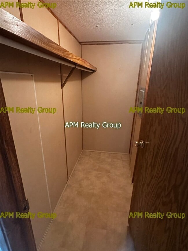 Building Photo - Private Country Feel Close to Downtown