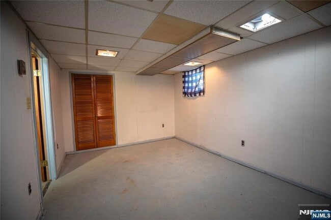 Building Photo - 31 W Spring Valley Ave