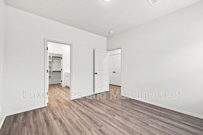 Building Photo - 10912 Oak Hollow Dr