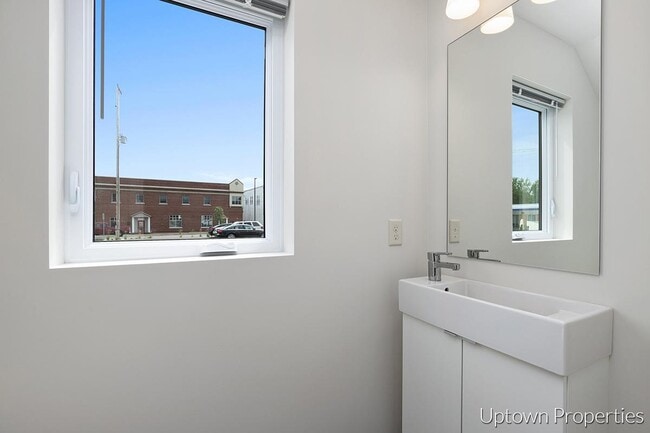 Building Photo - 901 Fulton St W