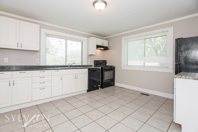 Building Photo - The living is easy in this 2 bedroom, 1 ba...