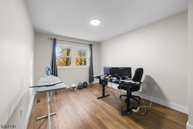 Building Photo - 22 Crescent Ct