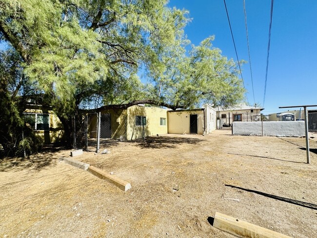 Building Photo - 2 Bedroom 1 Bath House with W/D and Tons o...