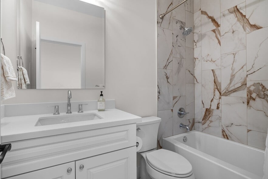 Building Photo - 16714 E Almont Dr