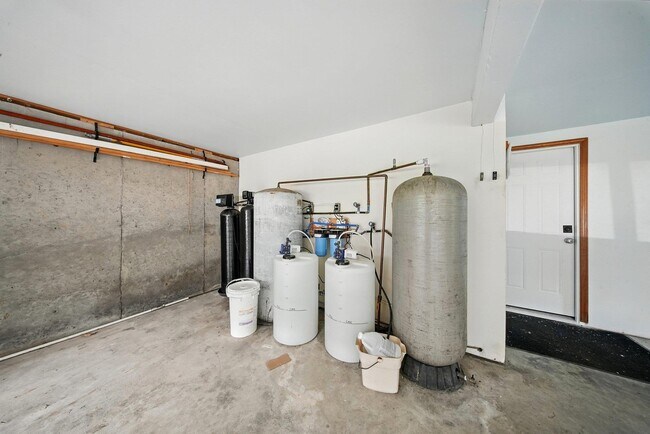 Building Photo - 501 Burlingham Rd