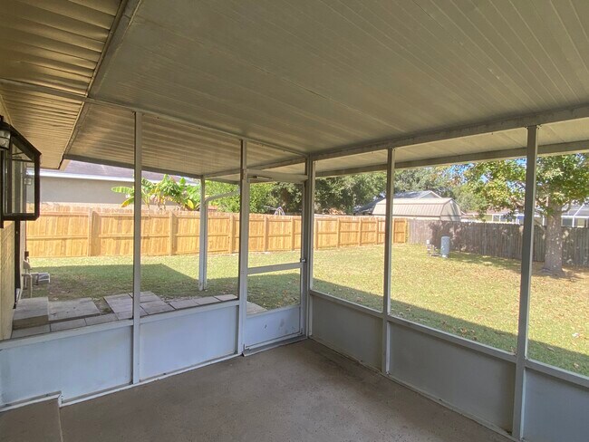 Building Photo - 5 Teak Loop Ln