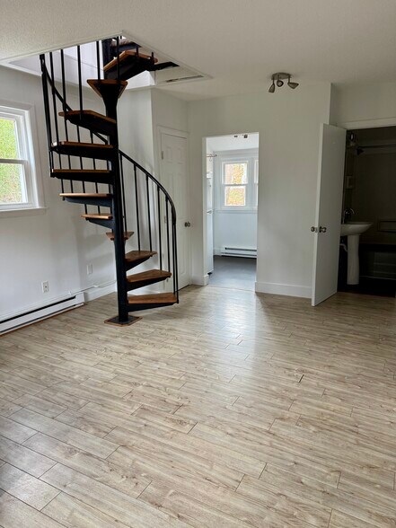 Building Photo - 100 Main St