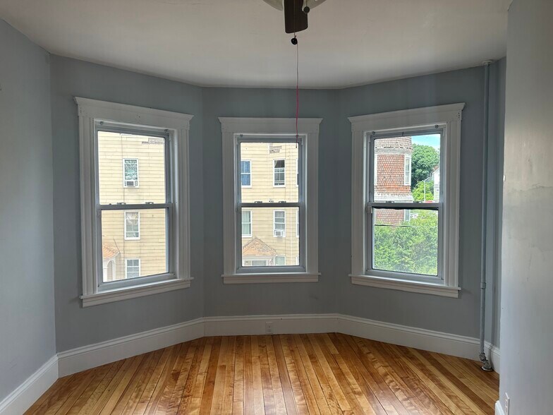 Building Photo - 90 Vernon St