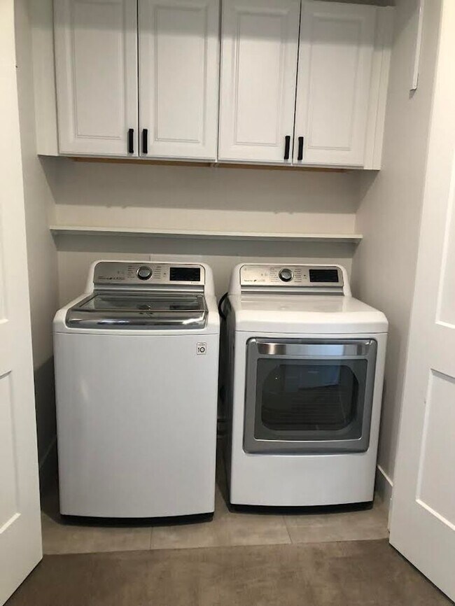 Building Photo - Beautiful 3 Bed, 4 Bath Home, Stunning Views from Rooftop Deck, D-12, close to DT and Military