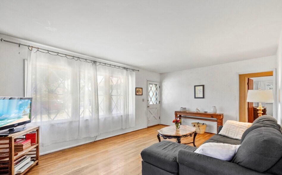 Building Photo - 22712 Leonora Dr