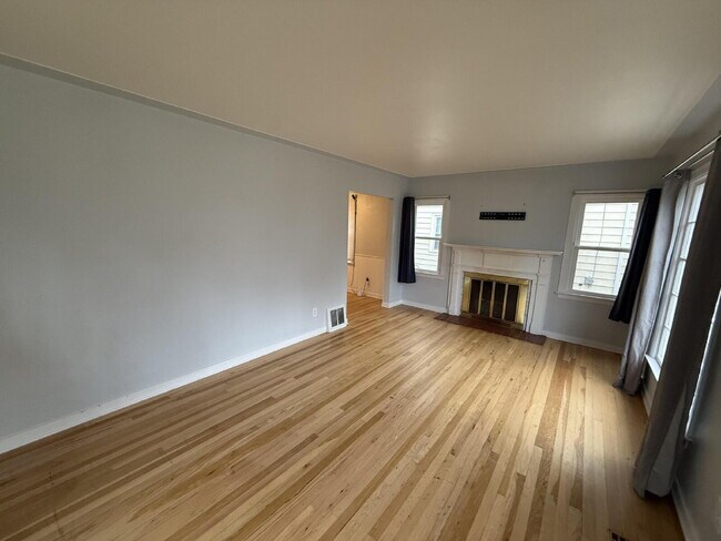 Building Photo - Alger Heights Charmer