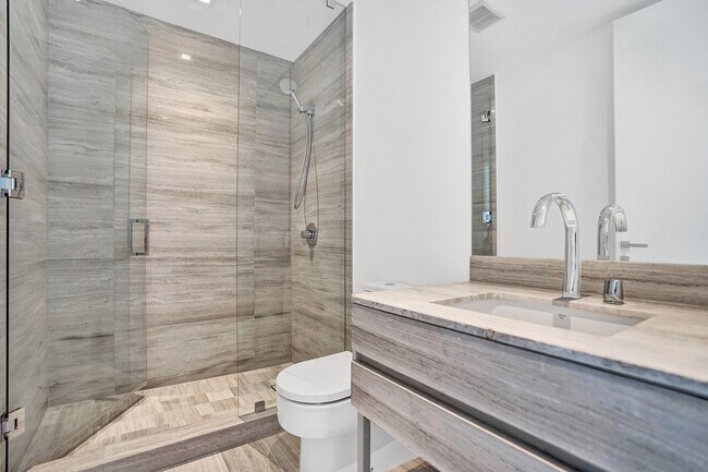 Building Photo - 18975 Collins Ave