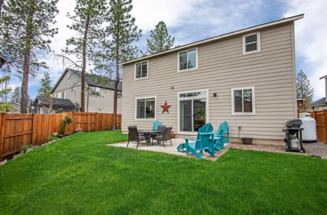 Building Photo - Modern 4-bdr with two Master Suites & Moun...