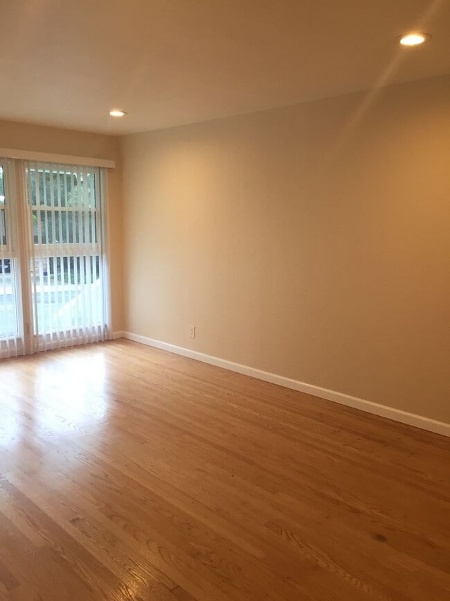 Building Photo - 2074 Donald Dr