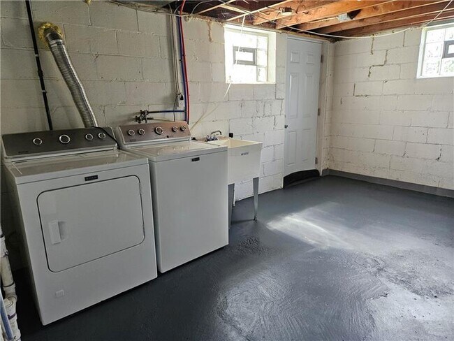 Building Photo - 2412 Cathedral Dr