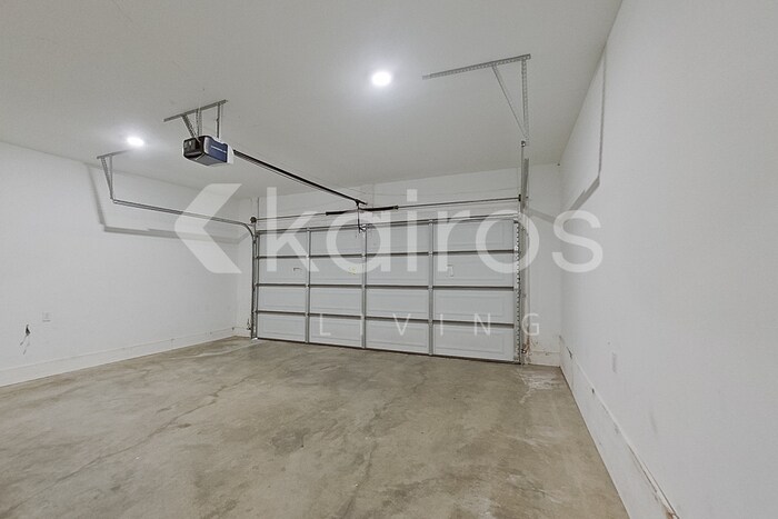 Building Photo - 1384 Maxwell Cir