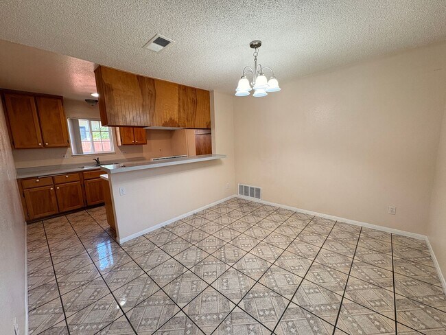 Building Photo - 4 Bed, 2 Bath in Bloomington!