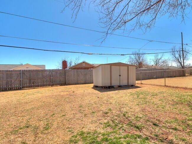 Building Photo - 2644 Lakeside Dr