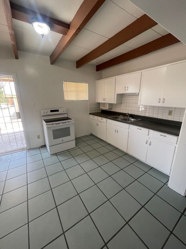 Building Photo - Cute 3-bedroom, 1-bathroom Home
