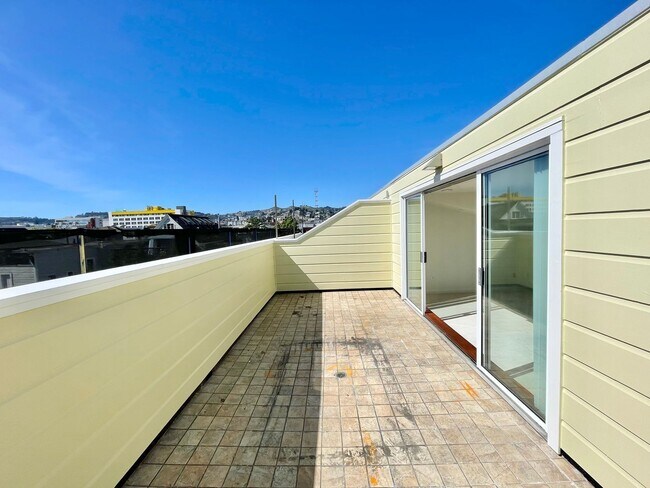 Building Photo - Sun Drenched Mission Loft! Top floor/Penthouse unit! 1BD/2BA! 1,202 SqFt! Parking! Laundry! Stora...