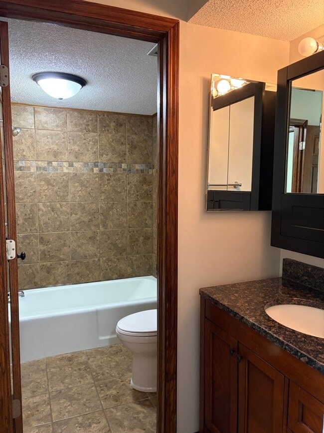Building Photo - Spacious 2-Bedroom/1.5 Bathroom Condo