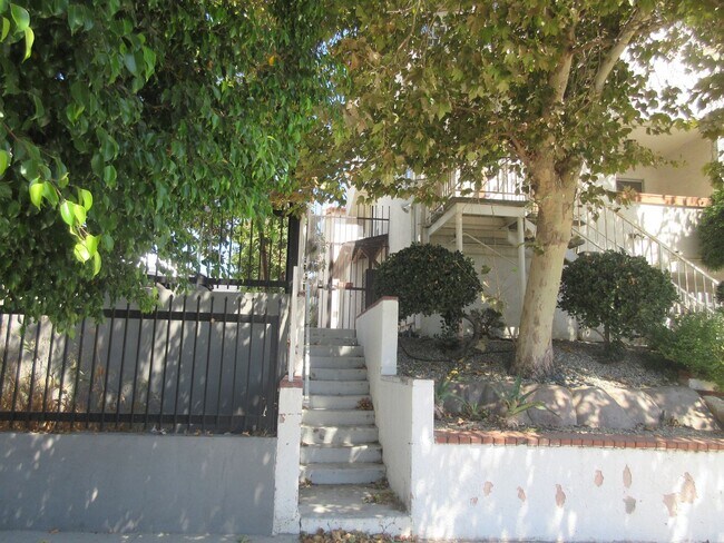 Building Photo - Wonderful townhouse on Glenoaks!