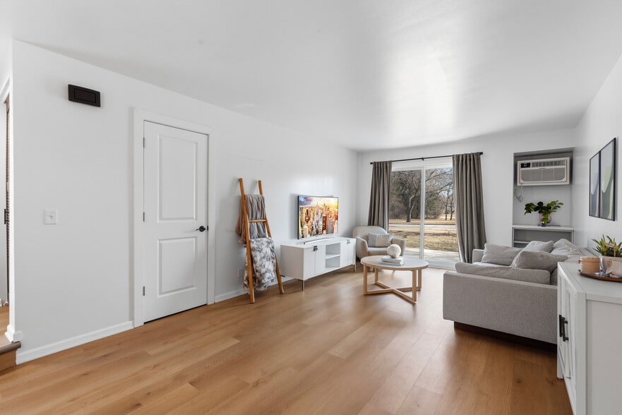 Building Photo - 1933 S 124th St