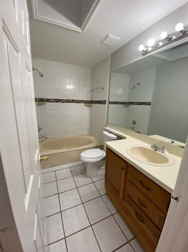 Building Photo - 3 Bedroom 2 Bath Home in East Orlando for Rent