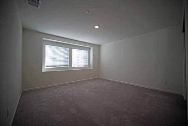 Building Photo - Beautiful 4 Bedroom PLUS office / den in Natomas!