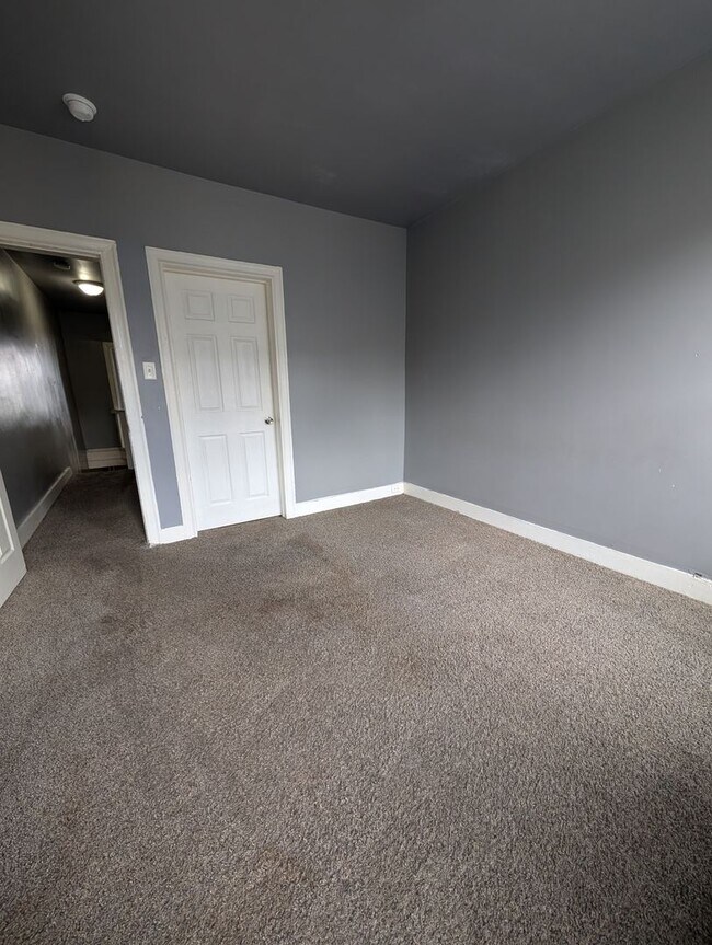 Building Photo - Well-maintained home.