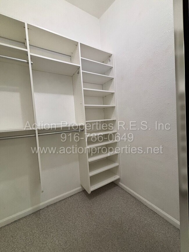Building Photo - 6000 Buggy Whip Ln