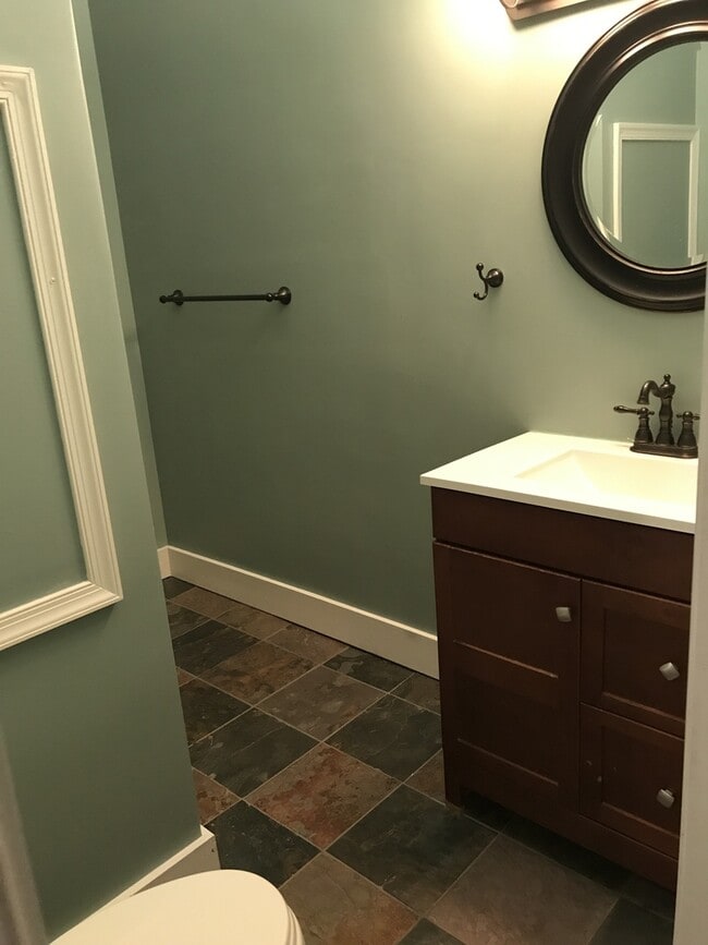 Building Photo - Charming 2 Bedroom/2 Bathroom Apartment in...