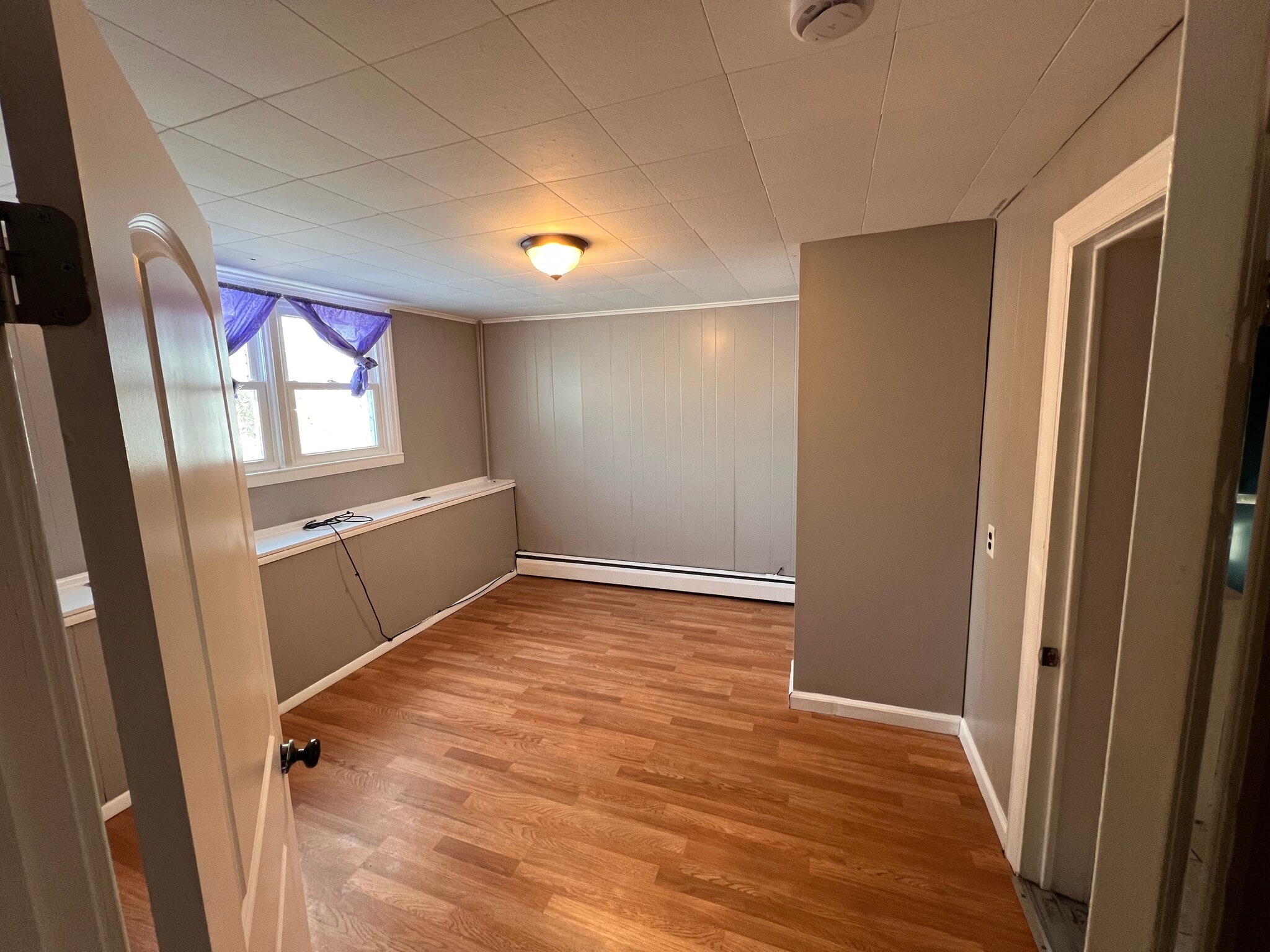 Main floor bedroom - 4855 Sandy Point Rd