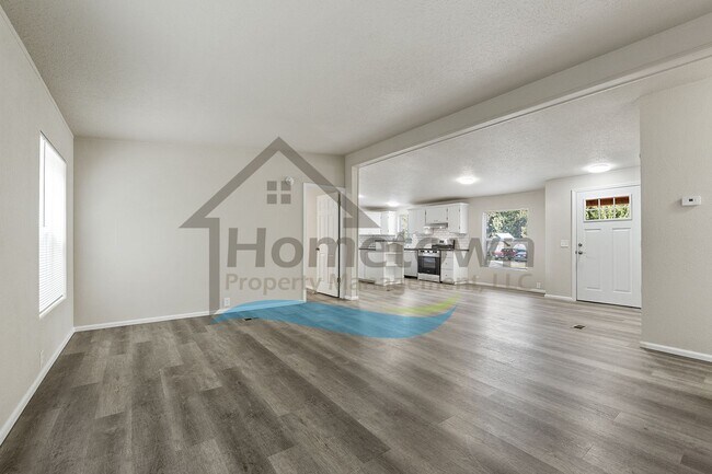 Building Photo - 3 Bedroom 2 Bathroom Home with Off-Street Parking Available in Sagle, Idaho!